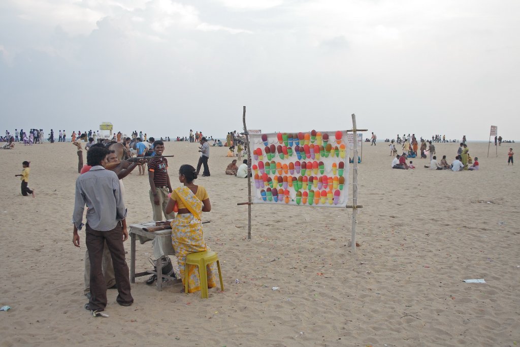 04-Shooting balloons on Sunday on the beach by the Shore Temple.jpg - Shooting balloons on Sunday on the beach by the Shore Temple